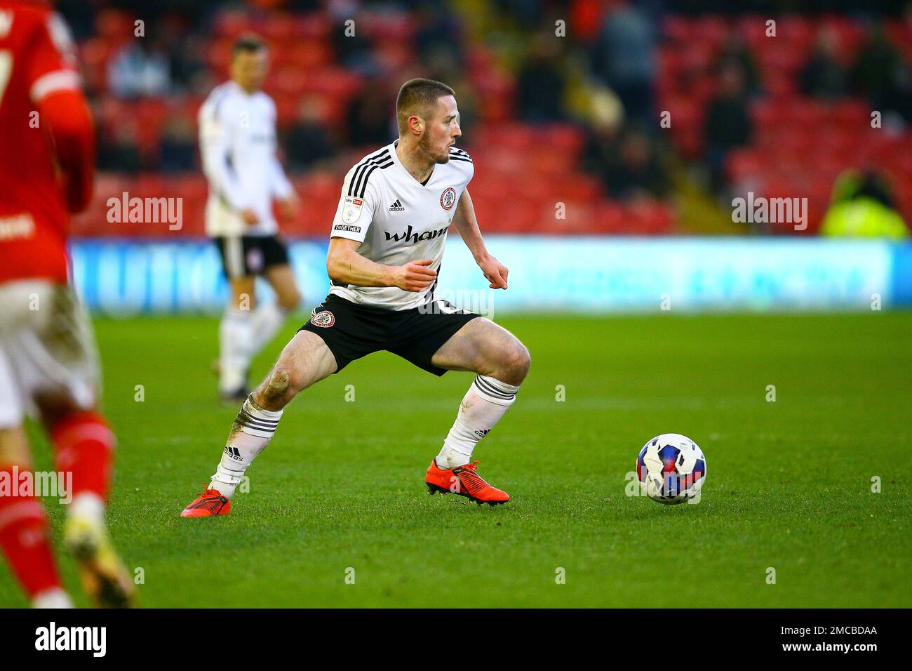 Oakwell Stadium, Barnsley, Angleterre - 21st janvier 2023 Liam Coyle (6) d'Accrrington Stanley - pendant le jeu Barnsley v Accrington Stanley, Sky Bet League One, 2022/23, Oakwell Stadium, Barnsley, Angleterre - 21st janvier 2023 crédit: Arthur Haigh/WhiteRosePhotos/Alay Live News Banque D'Images