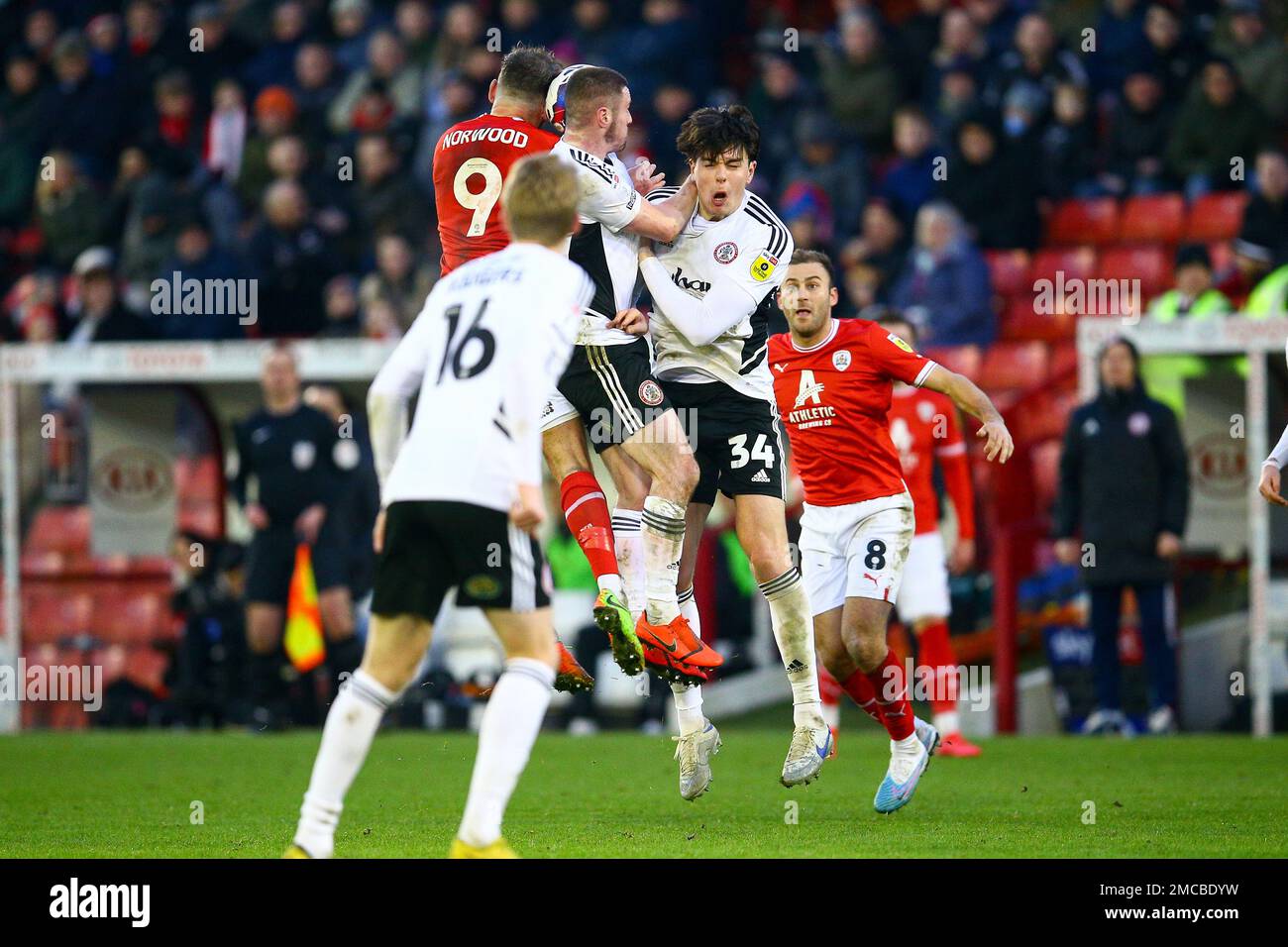 Oakwell Stadium, Barnsley, Angleterre - 21st janvier 2023 le ballon semble être piégé entre les têtes de James Norwood (9) de Barnsley et Liam Coyle (6) d'Accrington Stanley avec Doug Tharme (34) d'Accrington Stanley également impliqué - pendant le jeu Barnsley / Accrington Stanley, Sky Bet League One, 2022/23, Oakwell Stadium, Barnsley, Angleterre - 21st janvier 2023 crédit: Arthur Haigh/WhiteRosePhotos/Alay Live News Banque D'Images