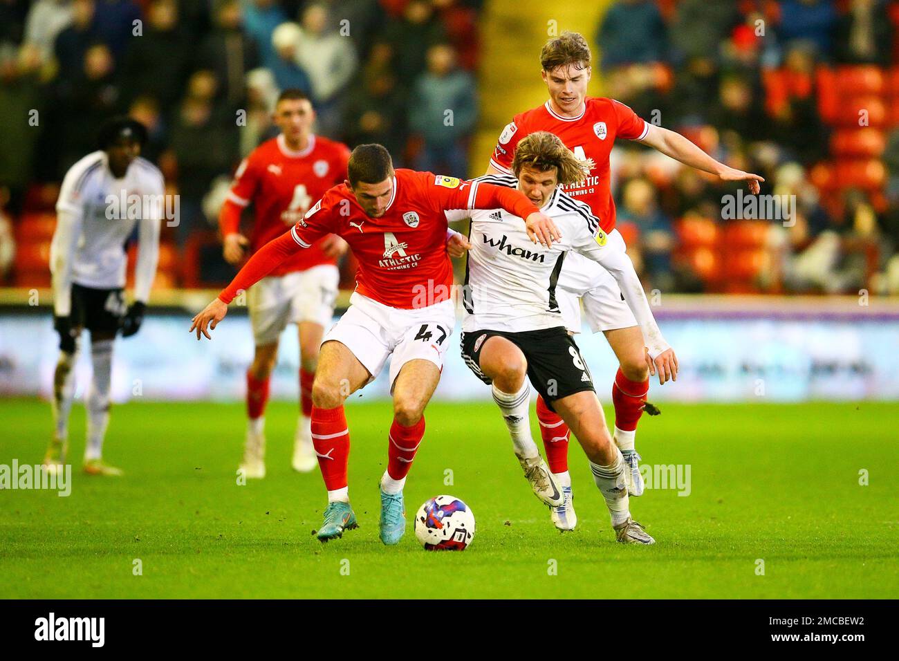 Oakwell Stadium, Barnsley, Angleterre - 21st janvier 2023 Max Watters (47) de Barnsley et Tommy Leigh (8) d'Acrington Stanley bataille pour le ballon - pendant le jeu Barnsley v Acrington Stanley, Sky Bet League One, 2022/23, Oakwell Stadium, Barnsley, Angleterre - 21st janvier 2023 Credit: Arthur Haigh/WhiteRosePhotos/Alay Live News Banque D'Images