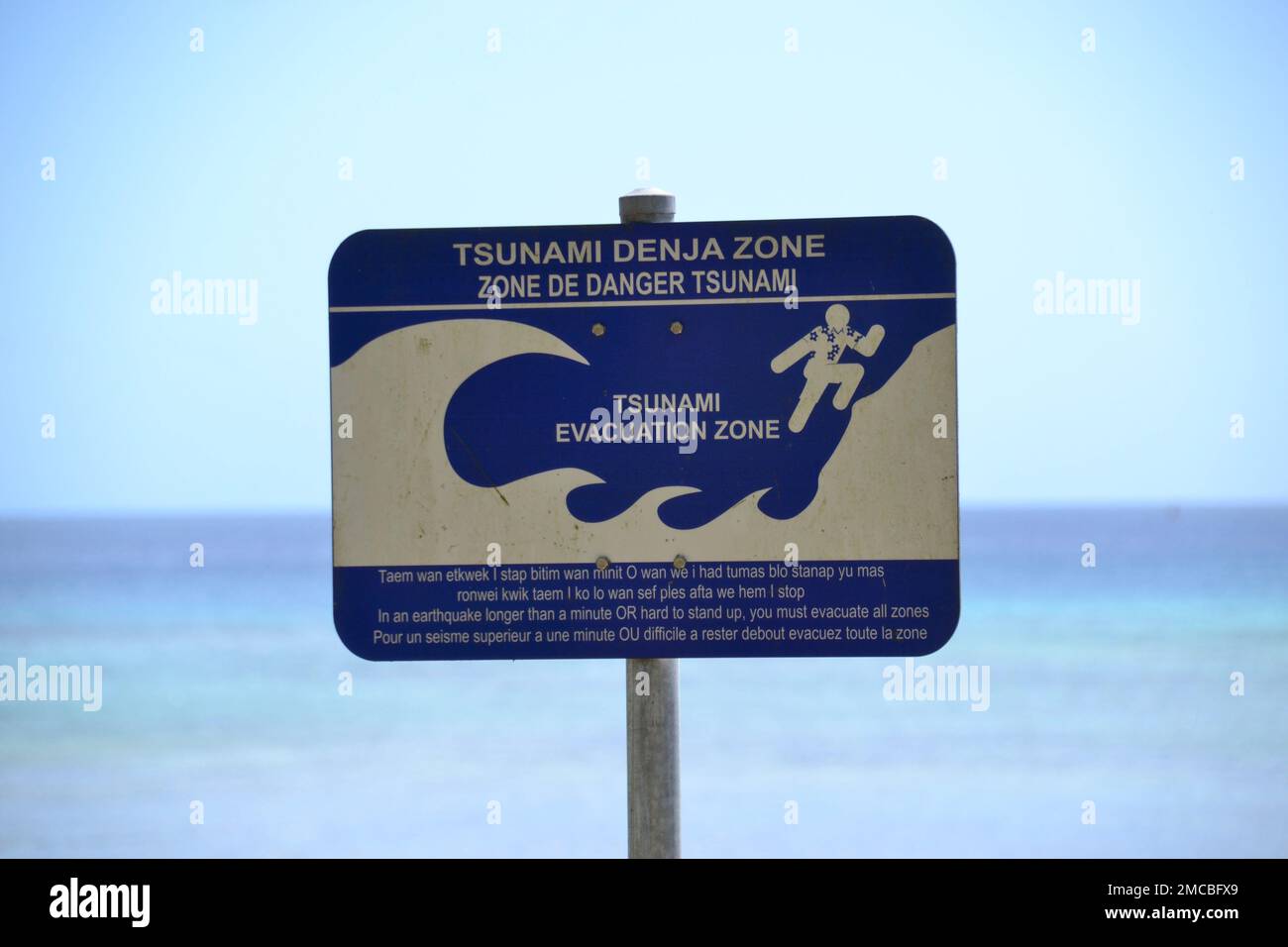 Panneau unique avec avertissement et informations sur le tsunami sur la plage de bord de mer dans la capitale de Vanuatu, Port Vila Banque D'Images