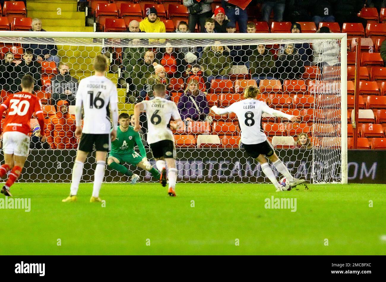 Oakwell Stadium, Barnsley, Angleterre - 21st janvier 2023 Tommy Leigh (8) d'Accrrington Stanley fait une pénalité de dernière minute - pendant le jeu Barnsley v Accrington Stanley, Sky Bet League One, 2022/23, Oakwell Stadium, Barnsley, Angleterre - 21st janvier 2023 crédit: Arthur Haigh/WhiteRosePhotos/Alay Live News Banque D'Images