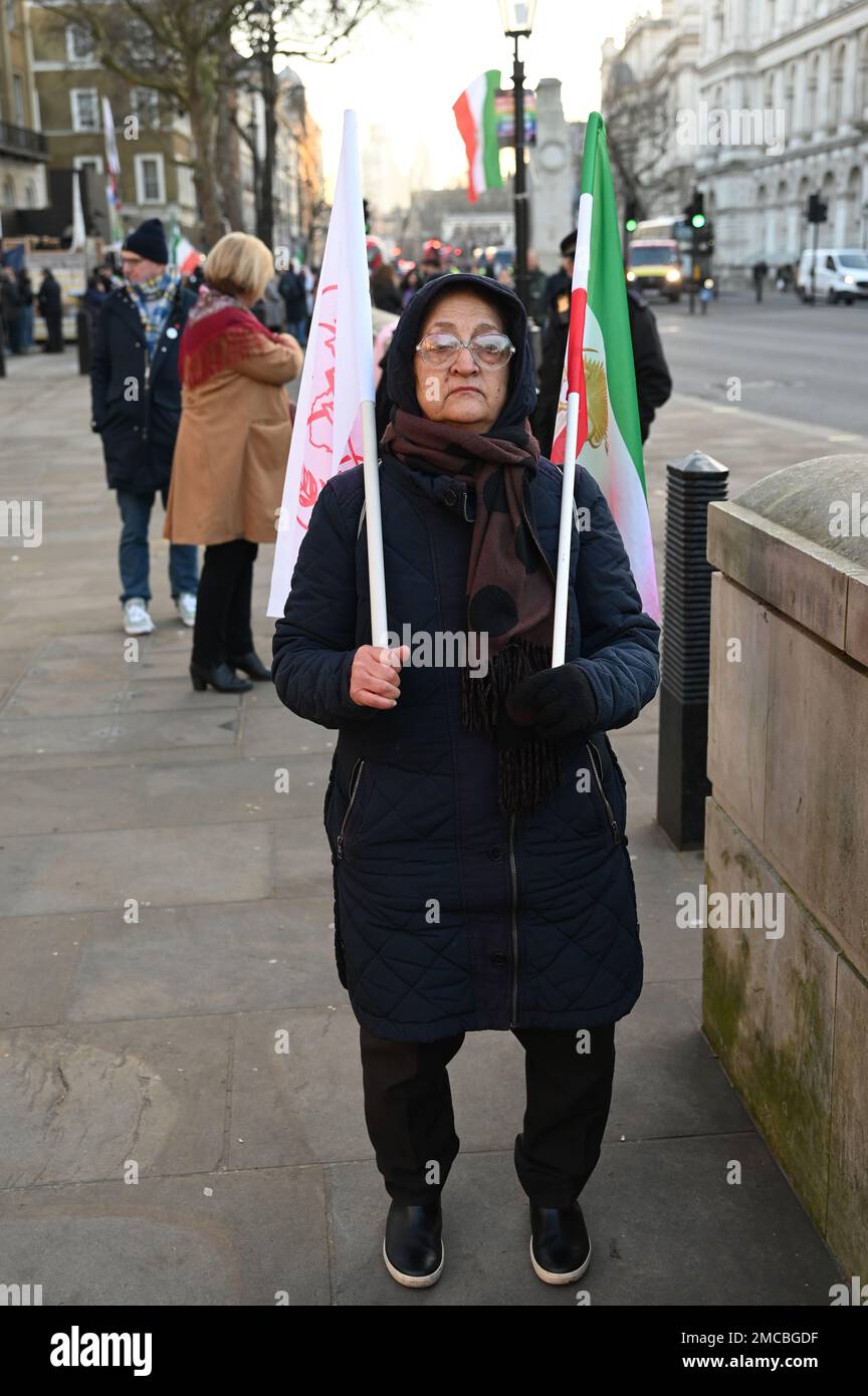 Downing Street, Londres, Royaume-Uni, 21 janvier 2023, Organisation des Mojahedin du peuple d'Iran protestant contre le gouvernement iranien l'exécution d'Alireza Akbari. Et droits des femmes, mon corps, mon choix - women.life.freedom. Appeler le gouvernement britannique à sanctionner l'Iran, Londres, Royaume-Uni. Crédit : voir Li/Picture Capital/Alamy Live News Banque D'Images