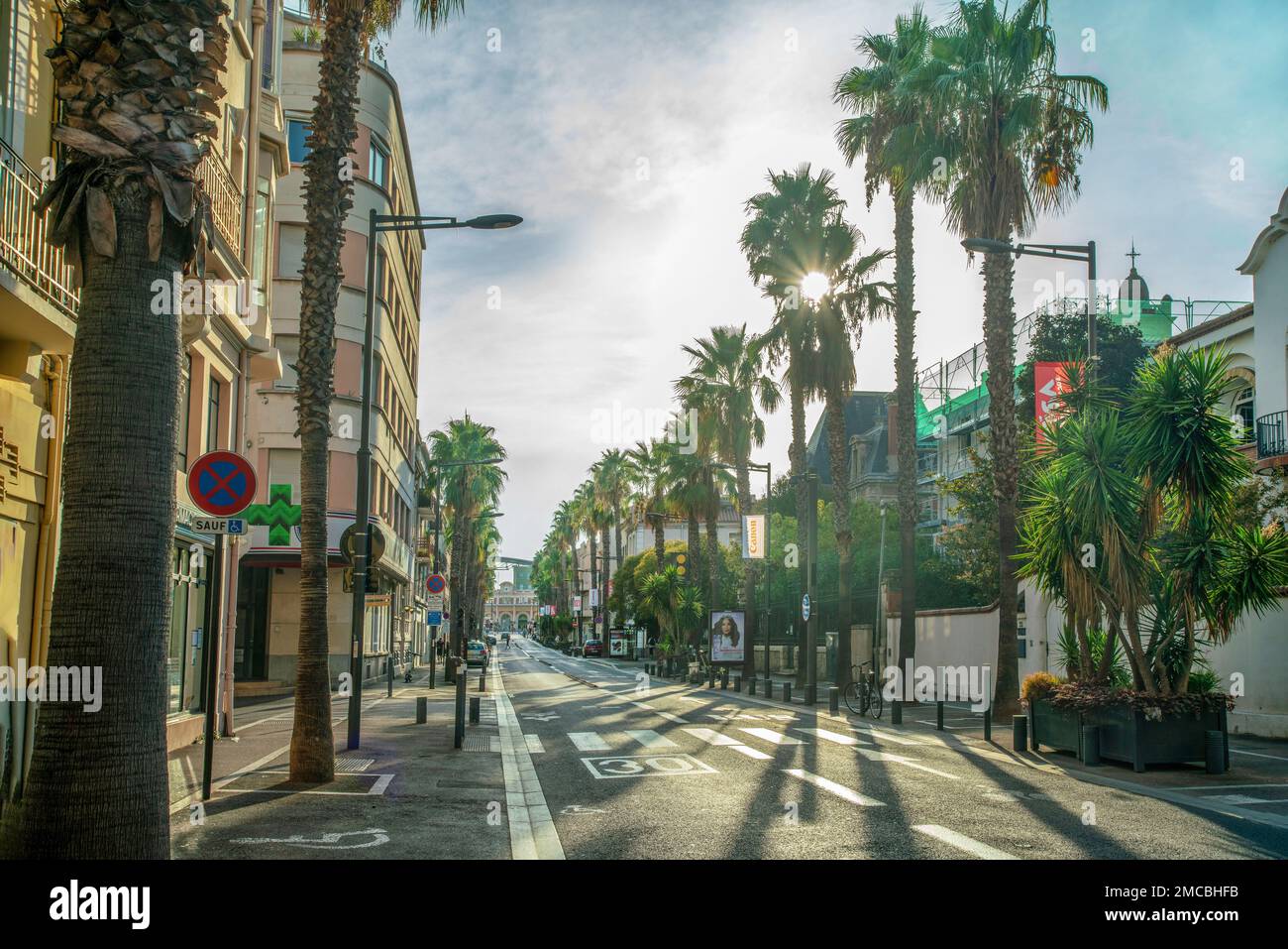 08-29-2022 Perpignan France Perpignan - centre-ville: rue à la voie ferrée  avec de grands palmiers! Coucher de soleil au soleil éclatant dans le sud  de la France Photo Stock - Alamy