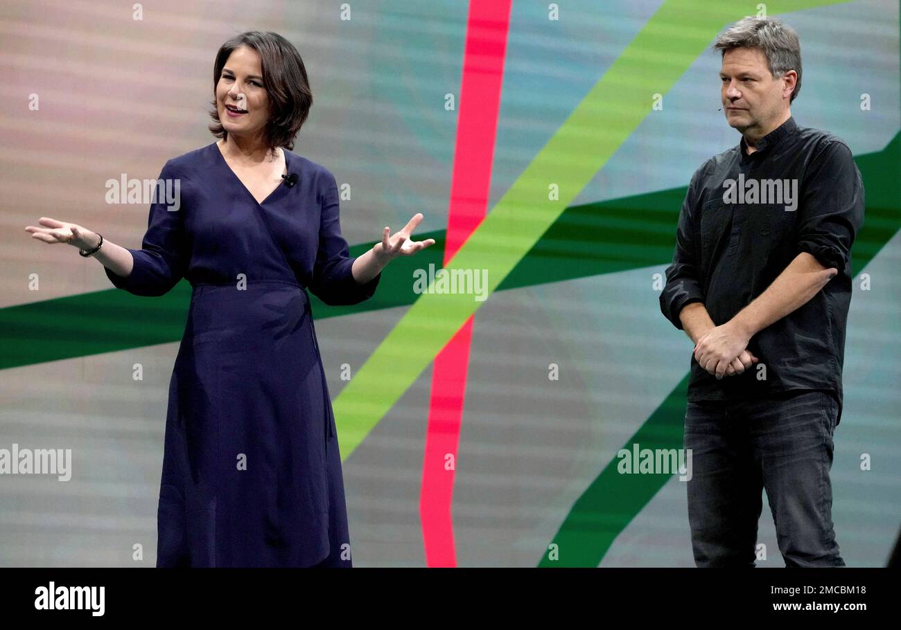 The party's co-chairwoman and German Foreign Minister Annalena Baerbock, left, and the party's co-chairman and German Economy and Climate Minister Robert Habeck, right, deliver a joint speech during a virtual party convention of the German Green party (Buendnis 90/Die Gruenen) in Berlin, Germany, Friday, Jan. 28, 2022. (AP Photo/Michael Sohn) Banque D'Images