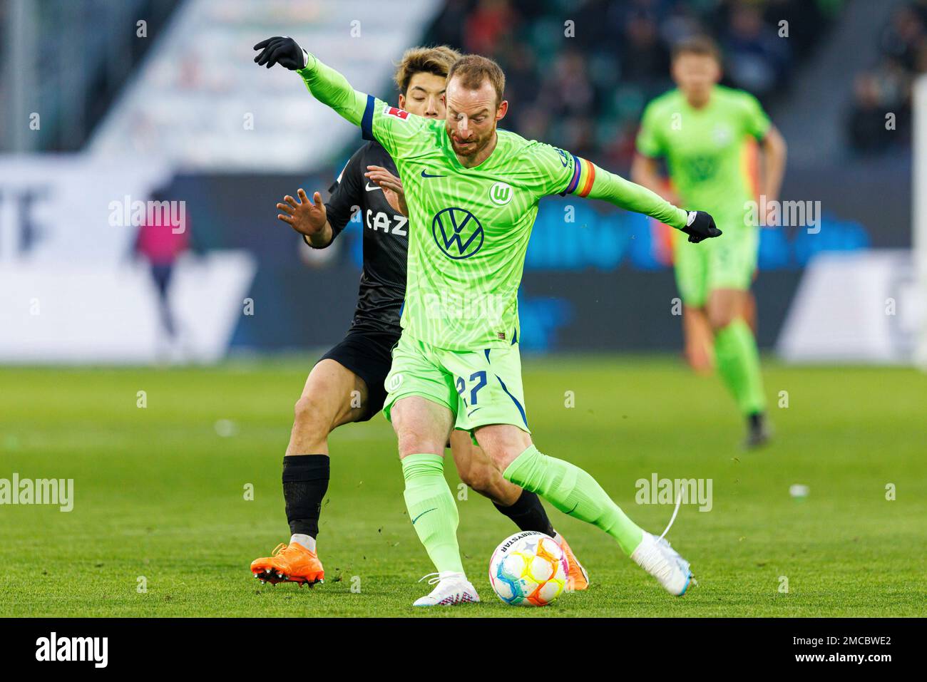 Wolfsburg, Allemagne. 21st janvier 2023. Firo : 01/21/2023, football, 1st ligue, 1st Bundesliga, Saison 2022/2023, VfL Wolfsburg - SC Freiburg Maximilien Arnold (VFL Wolfsburg) avec chaussures ouvertes en duels avec Ritsu Doan (SC Freiburg) crédit: dpa/Alay Live News Banque D'Images