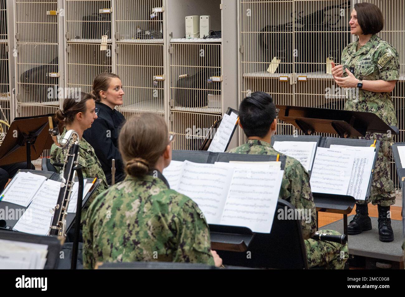 220629-N-ZW825-0012 GRANDS LACS, ILLINOIS (29 juin 2022) Commandant du Commandement de l'instruction du Service naval (CTNO), sous-ministre, Jennifer Couture parle avec les musiciens de la bande des Grands Lacs de la Marine lors d'une visite sur place, à 29 juin. Le NSTC appuie l’entraînement en matière d’accessions navales pour 98 p. 100 des nouveaux officiers et des marins enrôgés de la Marine. Cette formation comprend le corps d’instruction des officiers de la Réserve navale (NROTC) dans plus de 160 collèges et universités du pays; le Commandement de l’instruction des officiers (OTC) à Newport, Rhode Island; le Commandement de l’instruction des recrues (RTC), le seul camp d’entraînement de la Marine; ainsi que l’officier de réserve junior de la Marine Banque D'Images