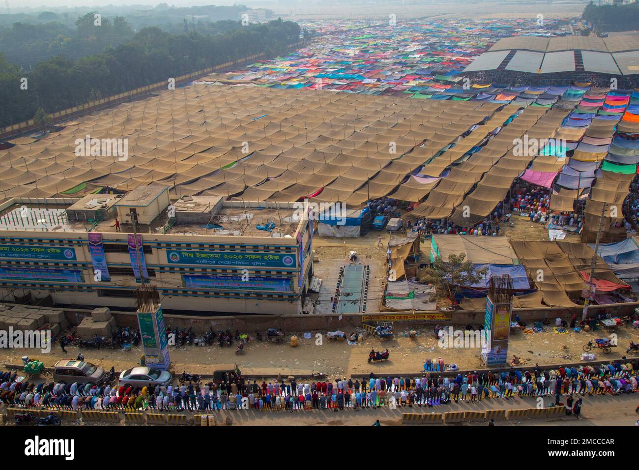 Dhaka, Bangladesh. 20th janvier 2023. Des milliers de dévotés ont assisté à la plus grande congrégation. En date du vendredi, 6 200 pèlerins étrangers de 65 pays y ont également participé. Cette prière a commencé à 1 h 35 le premier jour de la deuxième phase de Bishwa Ijtema. (Photo de Rayhan Ahmed/Pacific Press/Sipa USA) crédit: SIPA USA/Alay Live News Banque D'Images