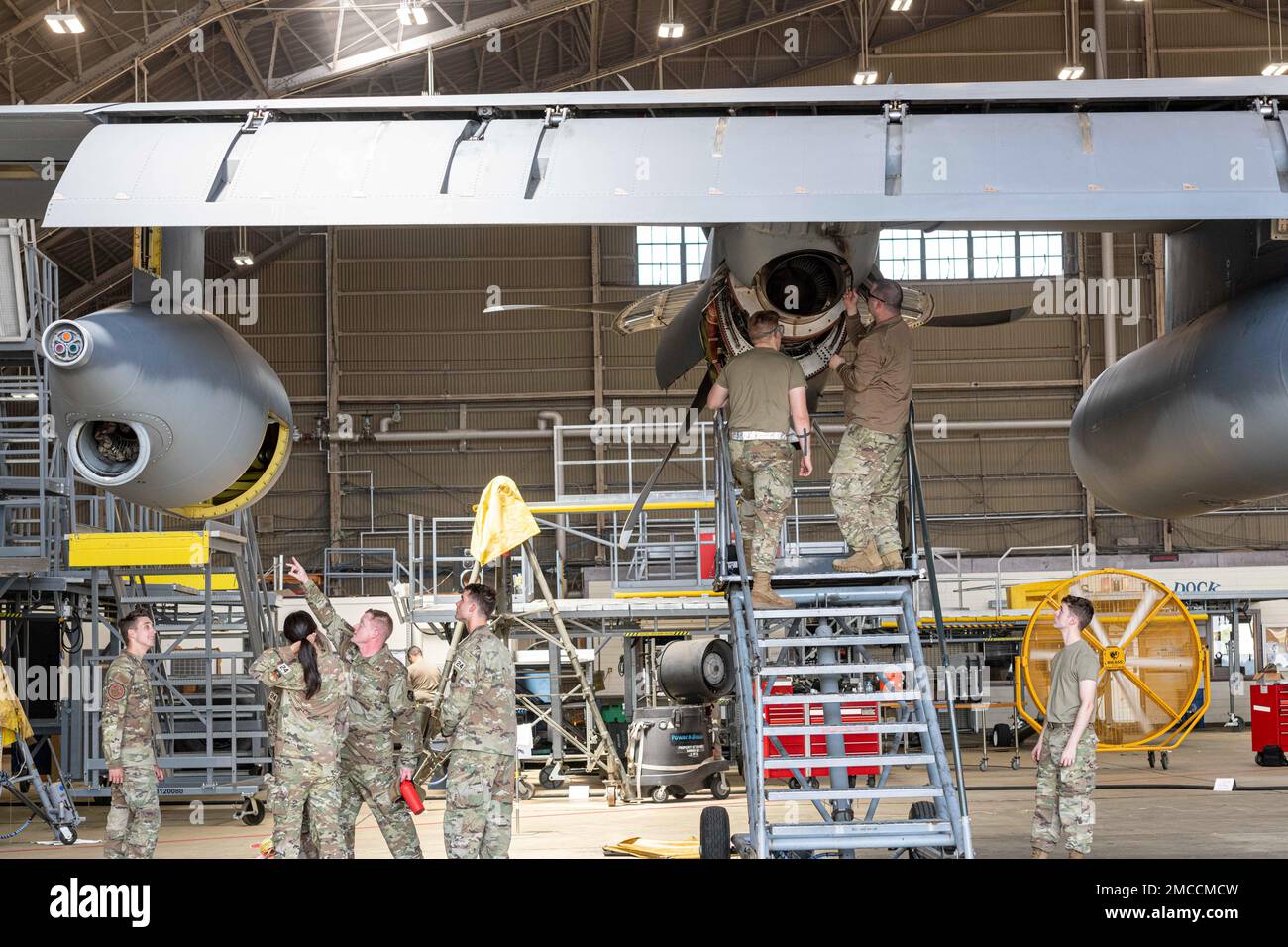 Le sergent-chef principal Noah Shedd, surintendant de vol d'entretien du 374th Escadron de maintenance, explique la fonction d'une nacelle de ravitaillement sur un C-130J Super Hercules à un cadets de l'Académie de la Force aérienne des États-Unis à la base aérienne de Yokota, au Japon, en 29 juin 2022. L'opération Air Force est un programme d'été de deux semaines de l'académie qui envoie les cadets qui entrent dans leurs troisième et quatrième années d'entraînement à des bases du monde entier pour faire l'expérience de ce que les aviateurs actifs de tous les domaines d'expertise font pour soutenir la mission du ministère de la Défense pour les États-Unis Forces militaires. Banque D'Images