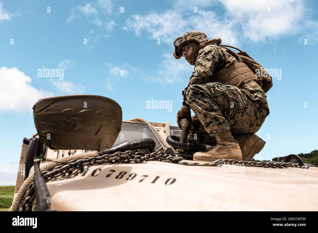 ÉTATS-UNIS Le Cpl. John Oldland, un spécialiste du soutien à l'atterrissage au Bataillon de logistique de combat 31, 31st, unité expéditionnaire maritime, prépare un véhicule tactique léger interarmées pour le ramassage pendant l'entraînement de l'équipe de soutien à l'hélicoptère au Camp Hansen, Okinawa, Japon, 29 juin 2022. La TVH permet la mise en place d’une zone d’atterrissage expéditive pour les aéronefs et peut sécuriser l’équipement comme les JLTV pour le ramassage. Le MEU de 31st, le seul MEU en permanence déployé par les Marines corps, fournit une force flexible et mortelle prête à exécuter un large éventail d’opérations militaires en tant que première force de réponse à la crise Banque D'Images