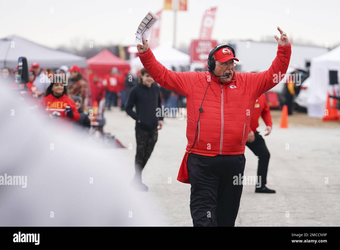 Kansas City, États-Unis. 21st janvier 2023. Un fan vêtu du titre d'entraîneur-chef des chefs de Kansas City Andy Reid s'engage auprès des tailleurs avant que les Jaguars de Jacksonville ne prennent le jeu de l'équipe des chefs de Kansas City au stade Arrowhead, à Kansas City, Missouri, samedi, à 21 janvier 2023. Photo de Kyle Rivas/UPI crédit: UPI/Alay Live News Banque D'Images