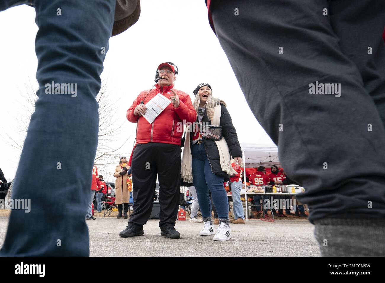 Kansas City, États-Unis. 21st janvier 2023. Un fan vêtu du titre d'entraîneur-chef des chefs de Kansas City Andy Reid s'engage auprès des tailleurs avant que les Jaguars de Jacksonville ne prennent le jeu de l'équipe des chefs de Kansas City au stade Arrowhead, à Kansas City, Missouri, samedi, à 21 janvier 2023. Photo de Kyle Rivas/UPI crédit: UPI/Alay Live News Banque D'Images