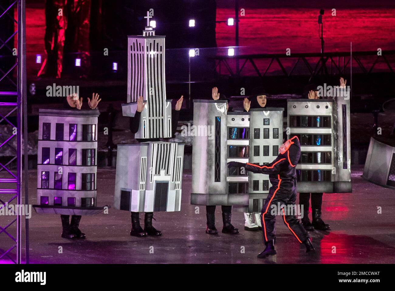 Artists perform during the Act I of The Contemporary Myth of Kaunas Trilogy, "The Confusion", on the river Nemunas island, near Zalgirio Arena during the opening ceremony of the European Capital of Culture in Kaunas, Lithuania, Saturday, Jan. 22, 2022. Kaunas became European Capital of Culture on January 22 with two other cities: Novi Sad (Serbia) and Esch-sur-Alzette (Luxembourg) after a yearlong delay caused by the coronavirus pandemic. (AP Photo/Mindaugas Kulbis) Banque D'Images