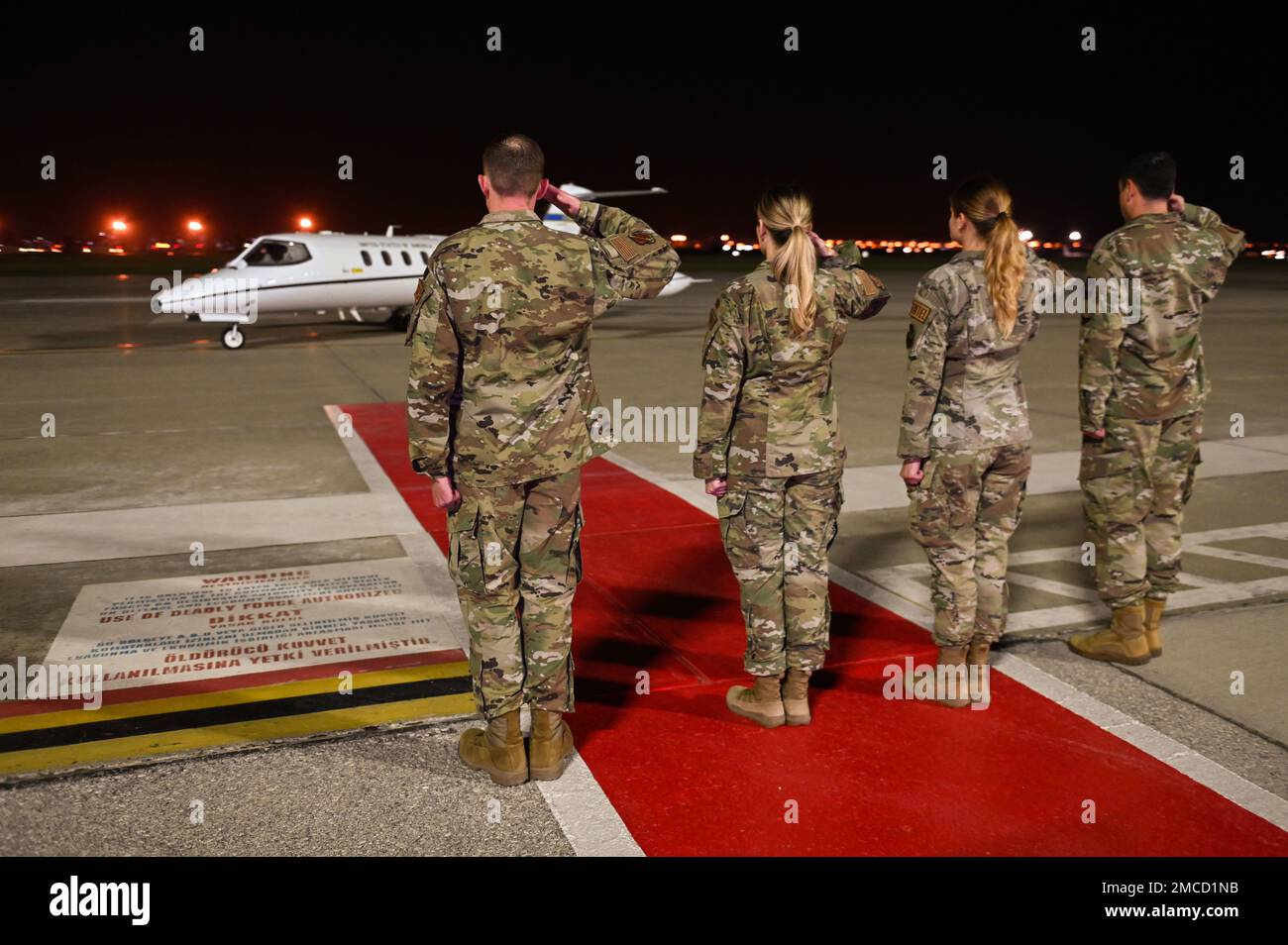 Des aviateurs affectés à l’Escadre de la base aérienne de 39th saluent le major général Derek France, troisième commandant de la Force aérienne, un aéronef lors de son arrivée à la base aérienne d’Incirlik, Turquie, le 29 juin 2022. La France s'est rendue à Incirlik AB pour présider la cérémonie de passation de commandement 39th de l'ABW, au cours de laquelle le colonel Calvin Powell a remplacé le colonel Jason Gingrich en tant que commandant 39th de l'ABW. Pendant ce temps, la France a parlé de l'importance que les aviateurs d'Incirlik ont dans la mission et de la façon dont ils soutiennent la 3rd AF, États-Unis Forces aériennes en Europe Forces aériennes en Afrique et aux États-Unis Commandement européen. 3rd AF émet des directives pour subordonner des commandes et prend un Banque D'Images