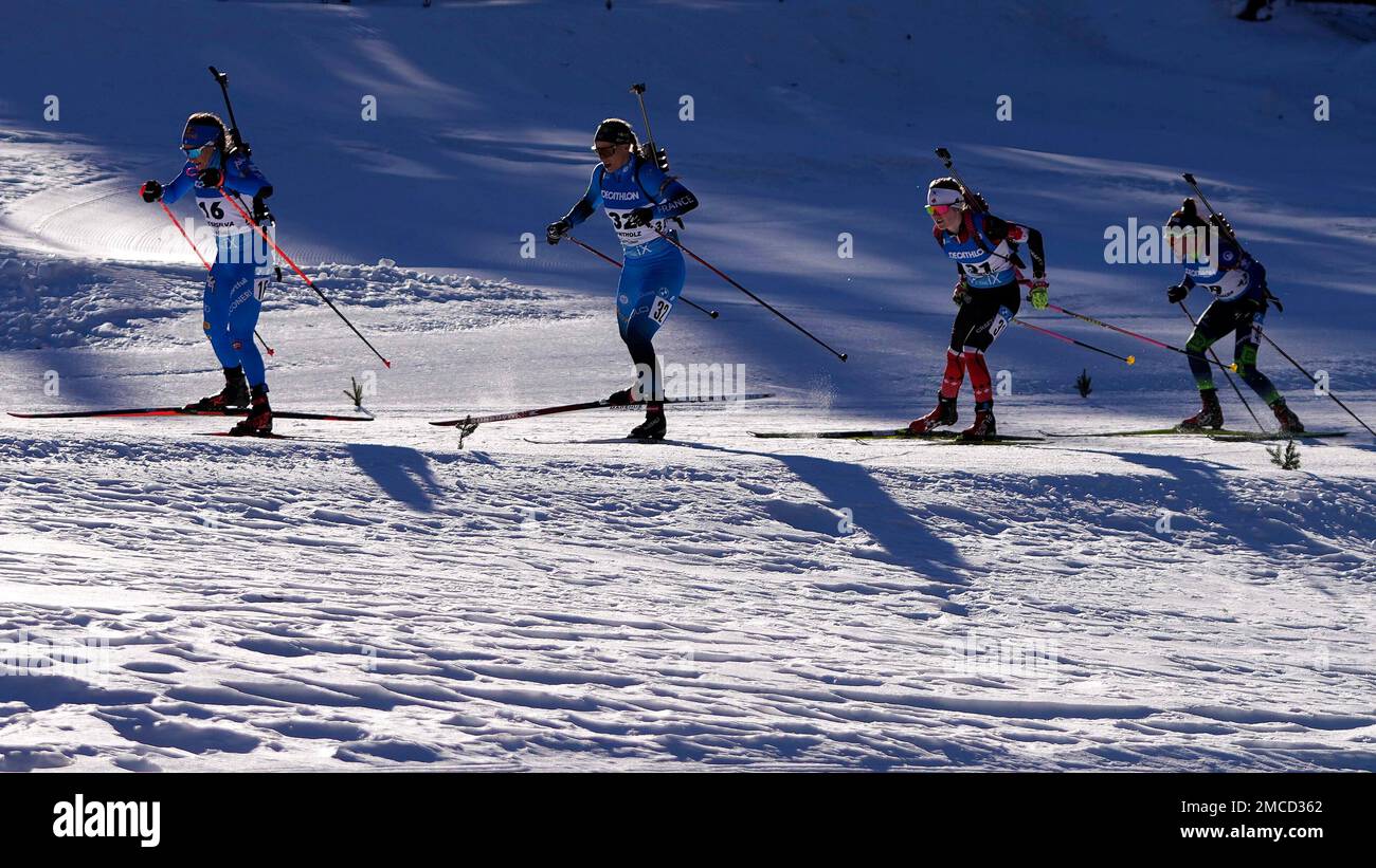 Dorothea Wierer of Italy, from left, Anais Bescond of France, Emma Lunder of Canada and Irina Kruchinkina of Belarus compete during the women's 15km individual race at the biathlon World Cup in Anterselva, Italy, Friday, Jan. 21, 2022. (AP Photo/Matthias Schrader) Banque D'Images