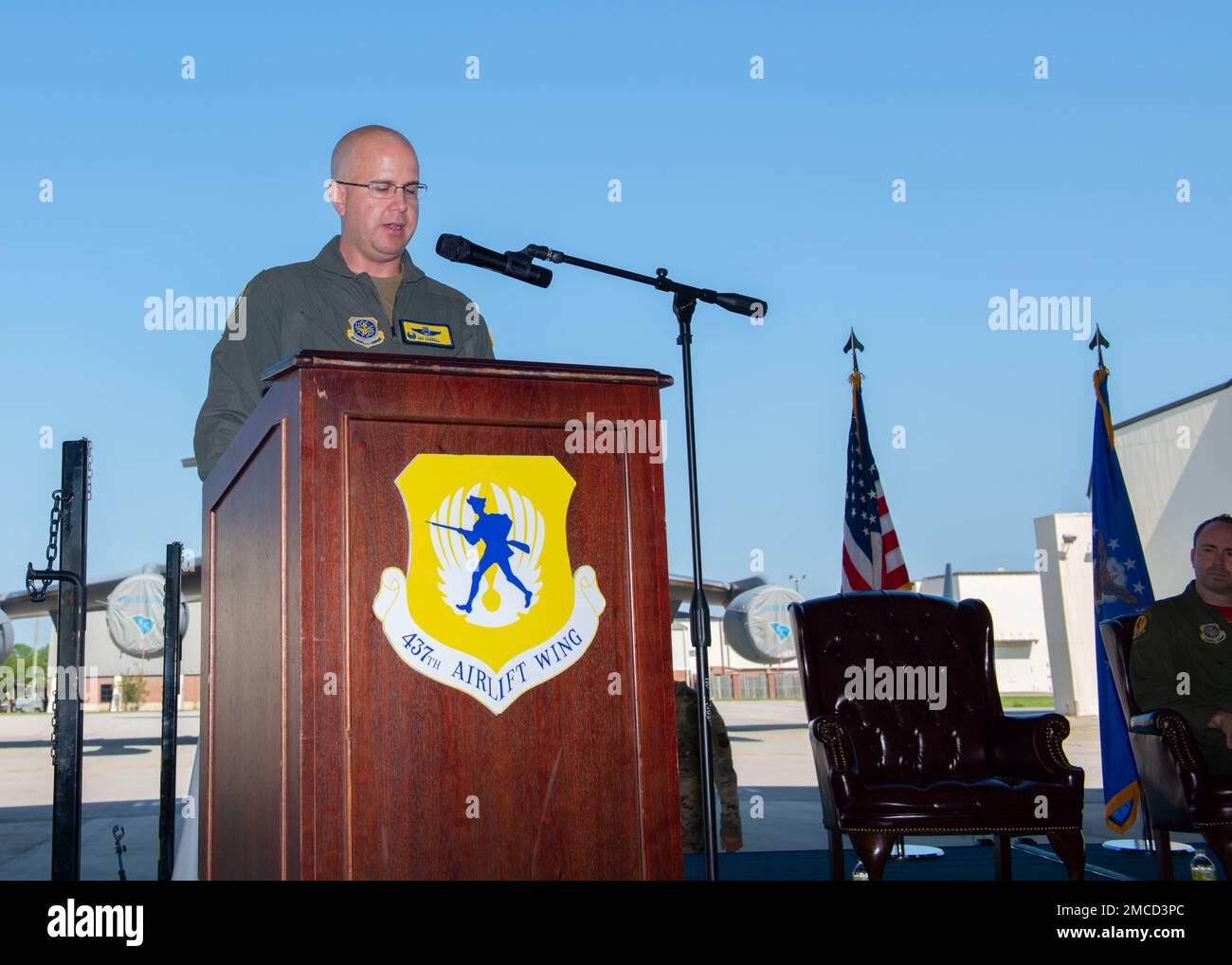 ÉTATS-UNIS Patrick Farrell, commandant du Groupe des opérations 437th, fait des remarques lors de la cérémonie de passation de commandement du Escadron de transport aérien 16th sur la base conjointe Charleston, en Caroline du Sud, en 10 juin 2022. La cérémonie a honoré le lieutenant-colonel James long comme il a abandonné le commandement de la 16th AS et a accueilli le lieutenant-colonel Nicole Stenstad comme elle a assumé le commandement. Banque D'Images