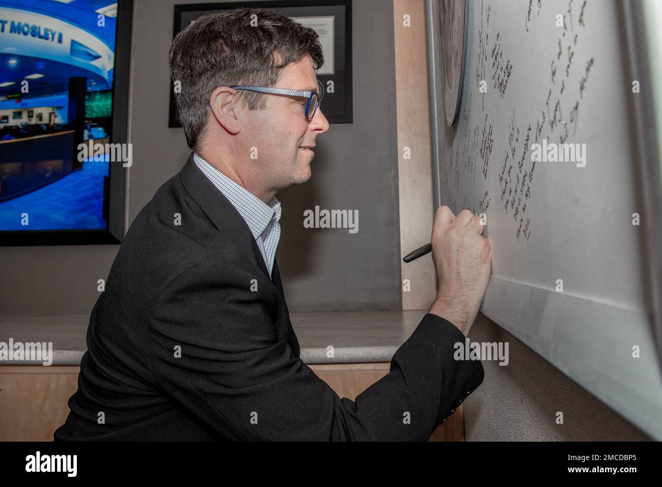 John F. Plumb, Ph.D., premier secrétaire adjoint à la Défense pour la politique spatiale, signe le conseil de la Force opérationnelle interarmées et de la Défense spatiale lors de sa visite à l’organisation de la base de la Force spatiale de Schriever, au Colorado, au 29 juin 2022. M. Plumb a rencontré des dirigeants de la foi-SD pour discuter de sa mission de protéger et de défendre le domaine spatial. La foi-SD, en action unifiée avec les partenaires de la mission, dissuade l'agression, défend les capacités et bat ses adversaires tout au long du continuum du conflit. Banque D'Images