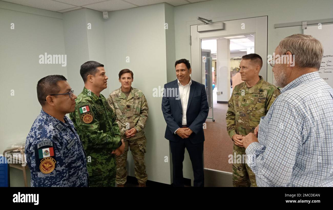 Maj. Sergio Julian Caballero et Col. Jose Jorge Lozano Arce, chef de délégation, échangent des idées avec le capitaine Abigail Osman, le Dr Celestino Perez, commandant de l'AWC, LE MG Dave Hill et le planificateur de l'USARNORTH, Dave Mantiply. Banque D'Images