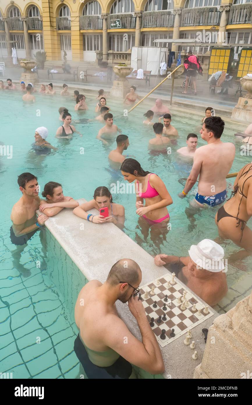 Des personnes non identifiées jouant aux échecs dans le célèbre bain thermal de Szechenyi à Budapest Banque D'Images