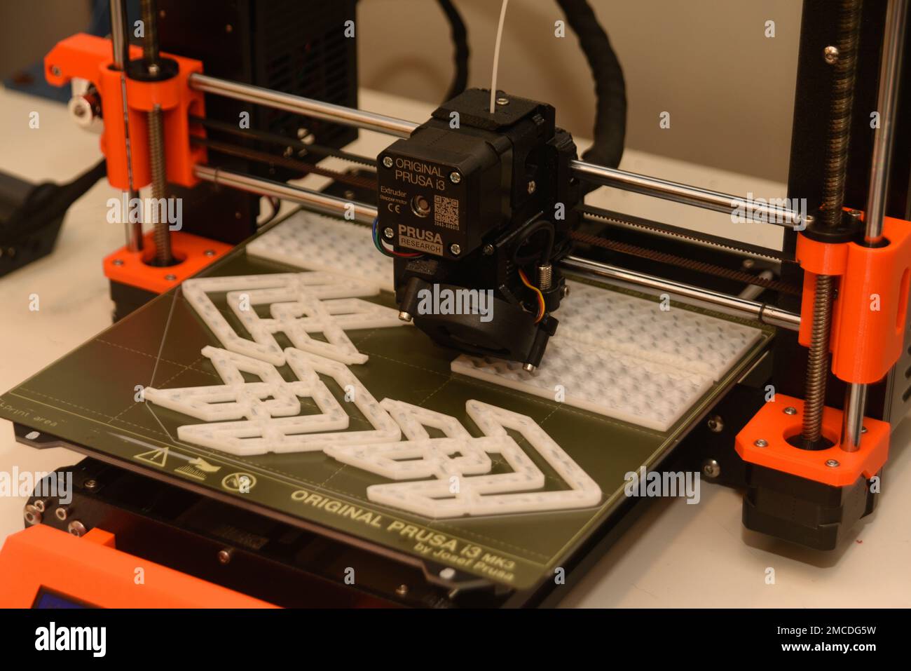 Une imprimante 3D à la Forge, le pôle d'innovation du Delta 45 de lancement spatial de la base de Patrick Space Force, en Floride, utilise un filament acide polylactique pour produire des décalques et d'autres articles, 29 juin 2022. La Forge dispose de trois imprimantes 3D qu'elle utilise pour créer une variété d'éléments nécessaires à la réalisation de la mission de lancement spatial. Banque D'Images