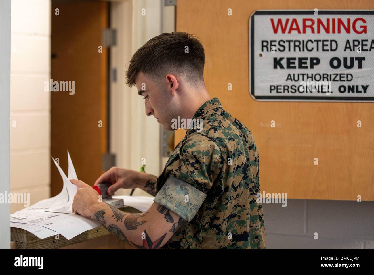 ÉTATS-UNIS Corps maritime Cpl. Halston McIntyre, chef des archives, technicien en munitions, point d'approvisionnement en munitions, Bataillon de sécurité, De Red Creek, New York, trie les documents au point d'approvisionnement en munitions de la base des corps de la Marine (MCB) Quantico, Virginie, 30 juin 2022. Les chefs des dossiers sont responsables de la réception, de l'élimination et de la comptabilisation des munitions sur le MCB Quantico. Le point d'approvisionnement en munitions fournit un soutien, un inventaire et une gestion des munitions et des explosifs (A&E) aux commandements des locataires de la base du corps des Marines Quantico ainsi qu'aux organismes et organisations externes de la région du Capitole national. Banque D'Images