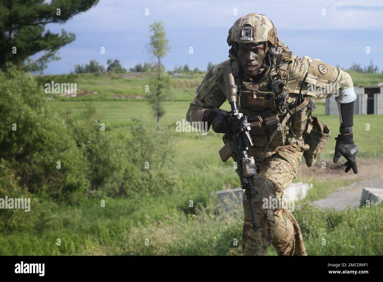 ÉTATS-UNIS Le sergent d'état-major de l'armée Steve Burton, un chef d'équipe affecté à la Compagnie Alpha, 1st Bataillon, 69th Infantry Regiment, Garde nationale de New York, court à couvert lors d'un exercice de tir en direct de peloton à fort Drum, juin 29. Le bataillon afflage ses compétences en matière de combat pour un prochain déploiement dans la Force opérationnelle interarmées combinée – Corne de l’Afrique, prévu pour plus tard cet été. Banque D'Images