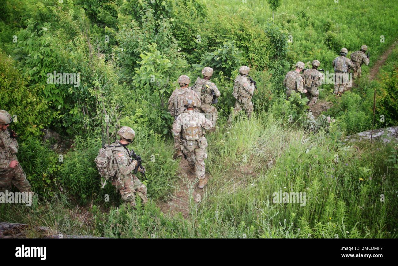 Les soldats de la Garde nationale de l'Armée de New York affectés à la Compagnie Alpha, 1st Bataillon, 69th Infantry Regiment, Garde nationale de l'Armée de New york, effectuent un exercice de tir en direct de peloton à fort Drum, juin 29. Le bataillon afflage ses compétences en matière de combat pour un prochain déploiement dans la Force opérationnelle interarmées combinée – Corne de l’Afrique, prévu pour plus tard cet été. Banque D'Images