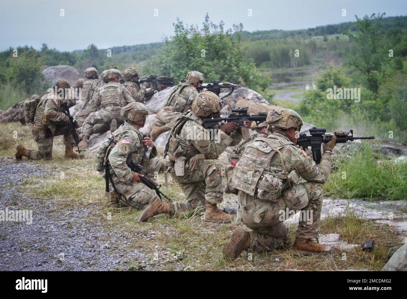 Les soldats de la Garde nationale de l'Armée de New York affectés à la Compagnie Alpha, 1st Bataillon, 69th Infantry Regiment, effectuent un exercice de tir direct de peloton à fort Drum, juin 29. Le bataillon afflage ses compétences en matière de combat pour un prochain déploiement dans la Force opérationnelle interarmées combinée – Corne de l’Afrique, prévu pour plus tard cet été. Banque D'Images