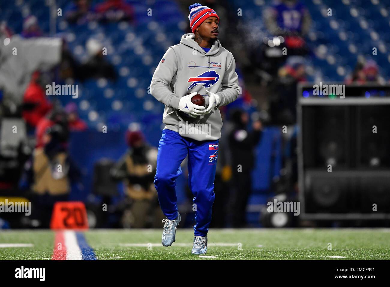 Buffalo Bills wide receiver Stefon Diggs wears his "Ice Age" themed cleats during practice before an NFL wild-card playoff football game against the New England Patriots, Saturday, Jan. 15, 2022, in Orchard Park, N.Y. (AP Photo/Adrian Kraus) Banque D'Images