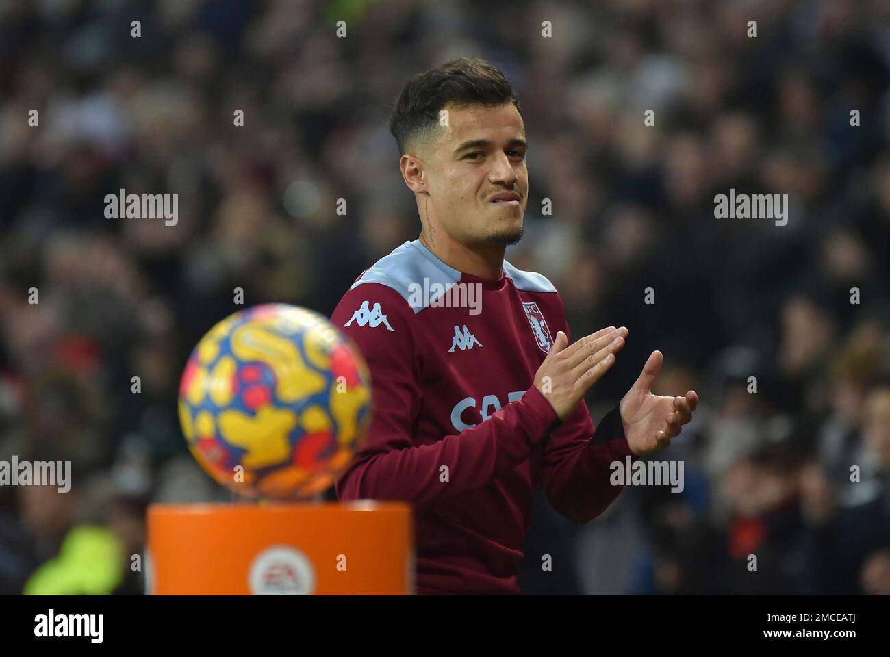 Aston Villa's Philippe Coutinho applauds before the English Premier League soccer match between Aston Villa and Manchester United at Villa Park in Birmingham, England, Saturday, Jan. 15, 2022. (AP Photo/Rui Vieira) Banque D'Images