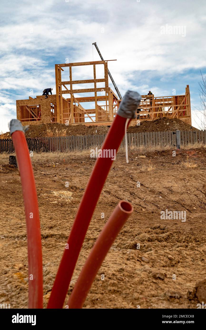 Louisville, Colorado - la reconstruction est en cours un an après que des incendies de forêt ont détruit 1 000 maisons dans la banlieue de Denver. Le feu Marshall de décembre 2021 était Colo Banque D'Images