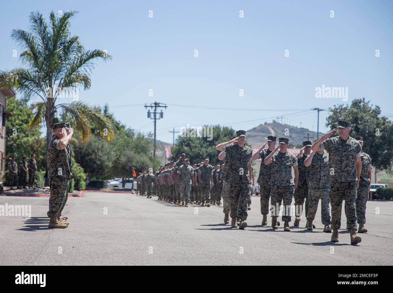 ÉTATS-UNIS Les Marines, avec 11th Marine Regiment, 1st Marine Division, saluent les commandants passés et présents lors de la phase de révision de la cérémonie de changement de commandement du Régiment de Marine 11th au camp de base du corps de Marine Pendleton, Californie, 30 juin 2022. Au cours de la cérémonie, le colonel Daniel Skuce a cédé le commandement au colonel Patrick Eldridge. Banque D'Images