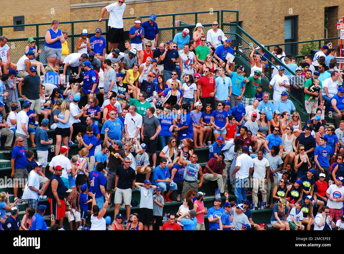 Les gradins de Wrigley Field sont pleins de fans de Chicago Cub pour un match de baseball d'une journée Banque D'Images