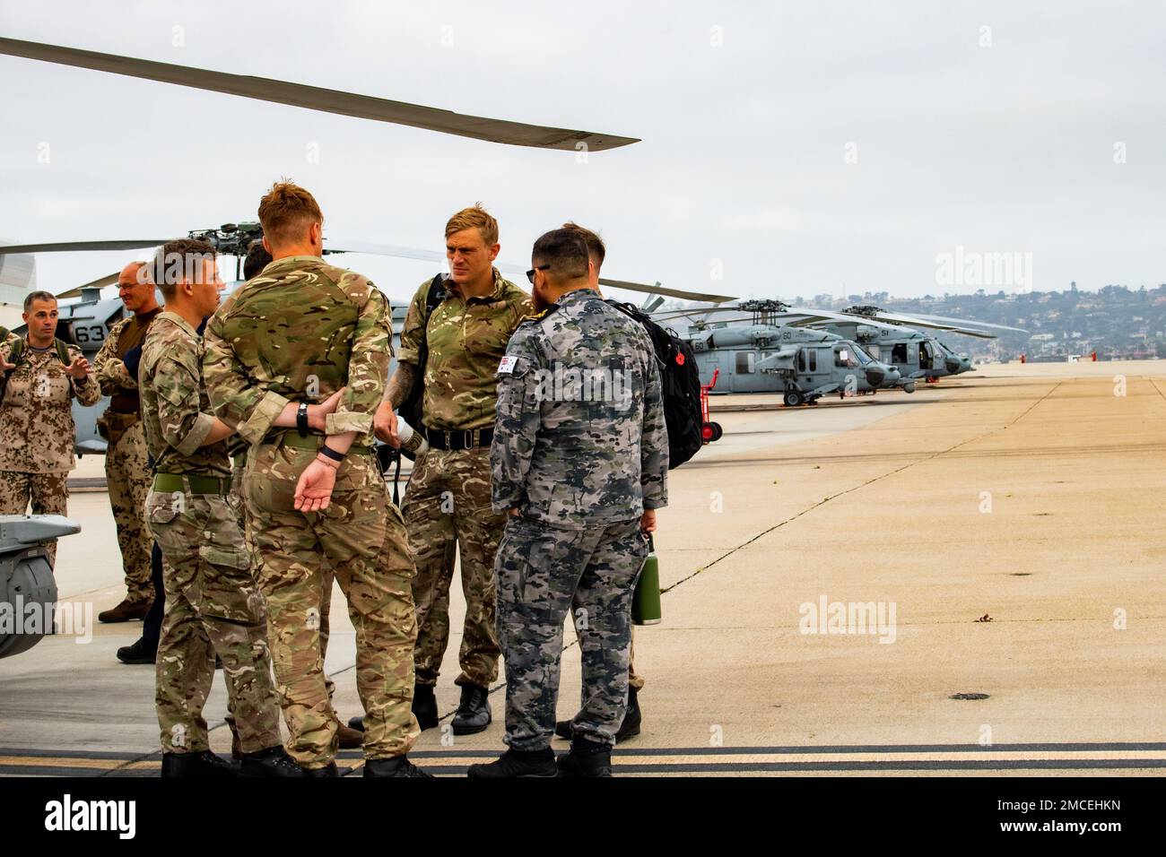 220630-N-KD380-1028 SAN DIEGO - (30 juin,2022) – les membres du service des nations partenaires font le tour d’un hélicoptère MH-60s Seahawk, attaché aux « Blackjacks » de l’Escadron de combat en mer (HSC) 21, à bord de la station aérienne navale de North Island pendant la côte du Pacifique (RIMPAC) 2022. Vingt-six nations, 38 navires, quatre sous-marins, plus de 170 avions et 25 000 membres du personnel participent au programme RIMPAC de 29 juin au 4 août dans les îles hawaïennes et dans le sud de la Californie. Le plus grand exercice maritime international au monde, RIMPAC offre une occasion unique de formation tout en favorisant et en soutenant la coopération Banque D'Images