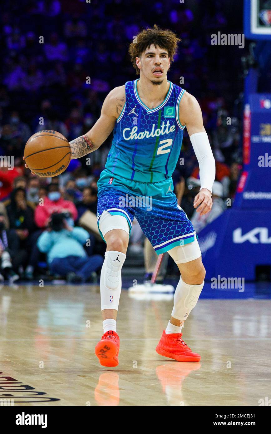 Charlotte Hornets' LaMelo Ball in action during the first half of an NBA basketball game against the Philadelphia 76ers, Wednesday, Jan. 12, 2022, in Philadelphia. The Hornets won 109-98. (AP Photo/Chris Szagola) Banque D'Images