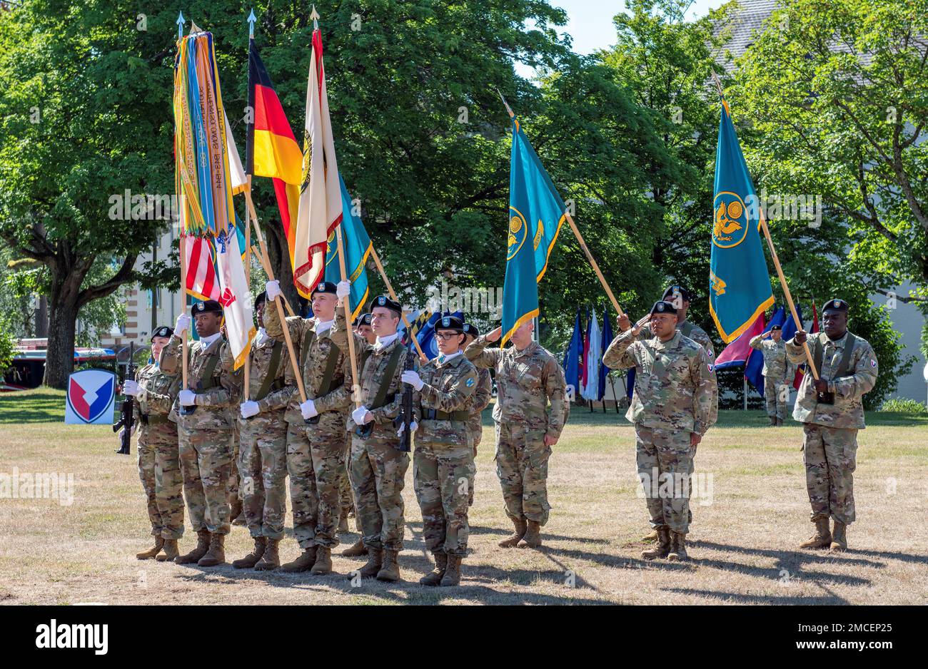 La garde de couleur et les quatre bataillons subalternes de la Brigade de soutien sur le terrain de l'Armée de terre de 405th rendent hommage au champ de l'Armée de terre, Daenner Kaserne, Kaiserslautern, Allemagne, lors de la cérémonie de changement de commandement de la Brigade de soutien sur le terrain de l'Armée de terre de 405th, 30 juin. Le colonel de l'armée Brad Bane a abandonné le commandement de l'AFSB de 405th au colonel Crystal Hills pendant la cérémonie. (Photo de Elisabeth Paqué) Banque D'Images