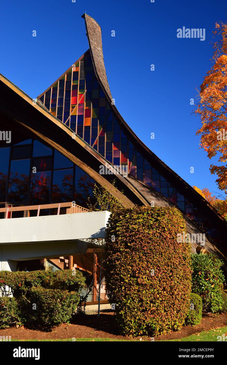 La couleur d'automne entoure l'église unie de Rowayton de conception moderne à Darien, Connecticut Banque D'Images