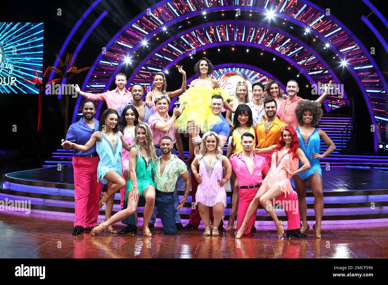 Birmingham, Royaume-Uni. 19th janvier 2023. Michelle Tsiakkas, Nancy Xu, Luba Mushtuk, Dianne Buswell, Amy Dowden, Jowita Przystal, Hamza Yassin, Fleur East, Janette Manrara, Vito Coppola, Hele Skelton, Wwill Mellor, Carlos Gu, Molly Rainford, Kai Widdrington, Nikita Kuzmin, Tyler West, Ellie Simmonds, Jake Leigh, Robbie Kmetoni, Neil Jones a vu prendre part à la photo de lancement de la « tournée en direct de la danse en train de venir » à l'Utilita Arena de Birmingham. (Photo de Brett Cove/SOPA Images/Sipa USA) crédit: SIPA USA/Alay Live News Banque D'Images