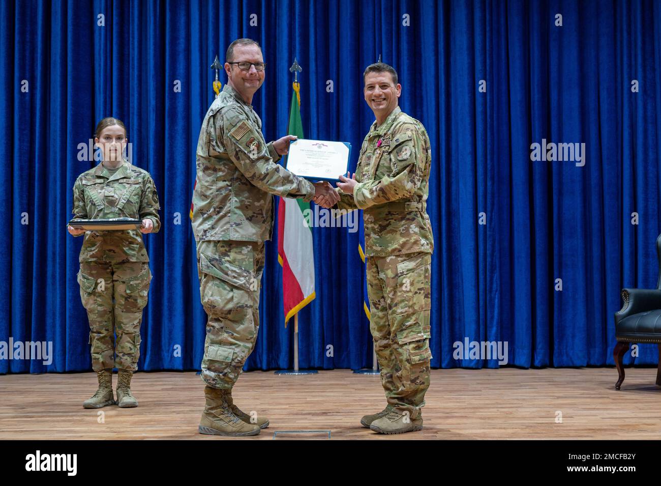 ÉTATS-UNIS Le colonel de la Force aérienne, Clinton M. Wilson, au centre, commandant de l'escadre expéditionnaire aérienne de 386th, présente le colonel Jason R. Barnes, commandant sortant du Groupe expéditionnaire aérien de 407th, la Légion du mérite, lors d'une cérémonie d'inactivation au théâtre de base de la base aérienne Ali Al Salem, au Koweït (30 juin 2022). L'AEG de 407th a exécuté des opérations de transport aérien tactique et de chute d'air, piloté à distance le lancement et la récupération d'avions pour le renseignement, la surveillance et la reconnaissance et était responsable de toutes les opérations d'aérodrome dans deux aérodromes de coalition. Banque D'Images