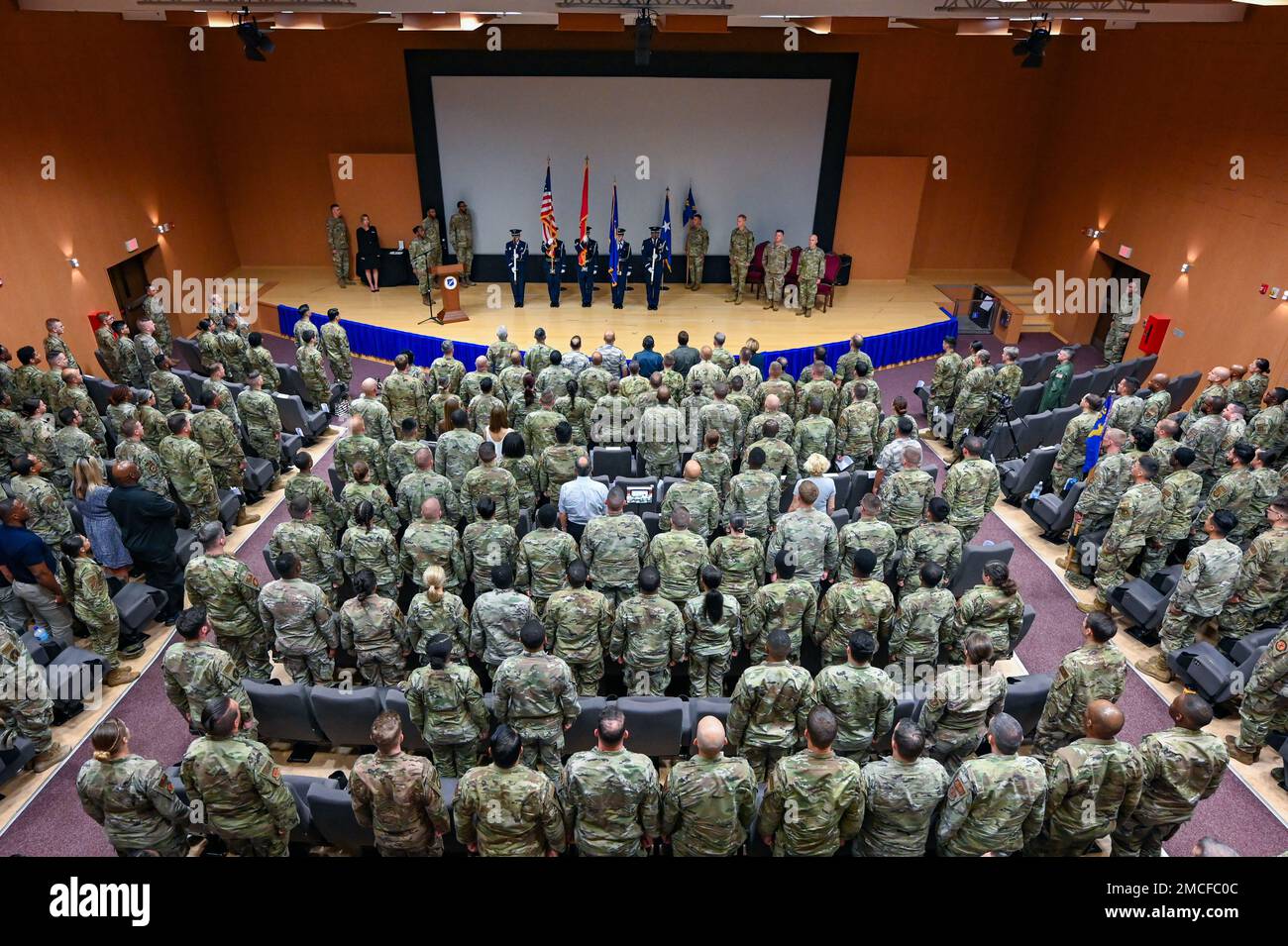 Le personnel affecté à la base aérienne d'Incirlik assiste à une cérémonie de changement de commandement à Incirlik AB, Turquie, 30 juin 2022. Au cours de la cérémonie, le colonel Jason Gingrich a abandonné le commandement de l'ABW 39th au général Derek France, troisième commandant de la Force aérienne, qui a ensuite chargé Powell de diriger l'aile. L'ABW de 39th est chargé de défendre le flanc sud de l'OTAN sous les auspices de 3rd AF, États-Unis Forces aériennes en Europe – Forces aériennes en Afrique et aux États-Unis Commandement européen. L'aile projette la puissance mondiale par la dissuasion stratégique, le soutien au combat agile et des partenariats durables pour défendre les intérêts américains et allie Banque D'Images