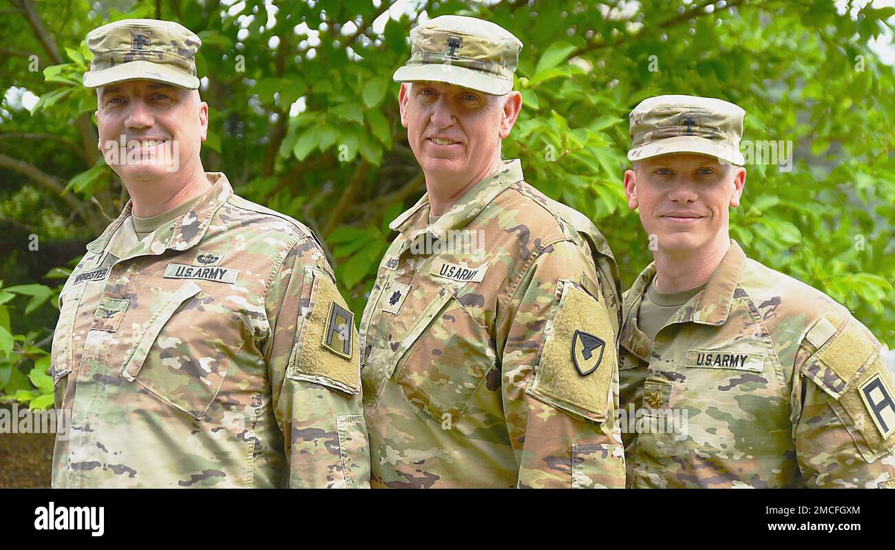 De gauche à droite, Command Chaplain (Col.) Kevin Forrester, First U.S. Armée, aumônier de commandement (lieutenant-colonel) Kevin Niehoff, États-Unis Commandement du maintien de l’Armée de terre et aumônier (Maj.) Robert Gibbs, aumônier des plans et opérations, première nation des États-Unis Armée, encouragez tous à assister aux services mensuels de l'église maintenant disponibles à Rock Island Arsenal, Illinois. Le service de la prochaine heure est de 11 heures 10 juillet dans la salle du patrimoine. (Photo de Jon Micheal Connor, Affaires publiques ASC) Banque D'Images