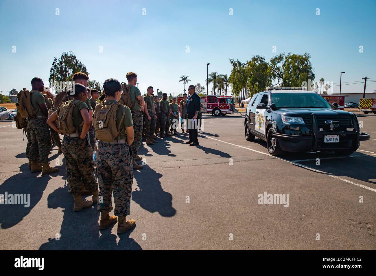 Un officier de la patrouille routière de Californie informe Marines du quartier général et de l’escadron du siège, MCAS Miramar, des conséquences de la consommation d’alcool et de la conduite dans le cadre de l’événement de formation de sécurité d’été de 101 jours de l’escadron sur le MCAS Miramar, à San Diego, en Californie, au 30 juin 2022. Au cours de l'événement, les Marines ont passé en revue la conduite sécuritaire des activités estivales en raison de l'augmentation des incidents de sécurité au cours de cette saison. Banque D'Images