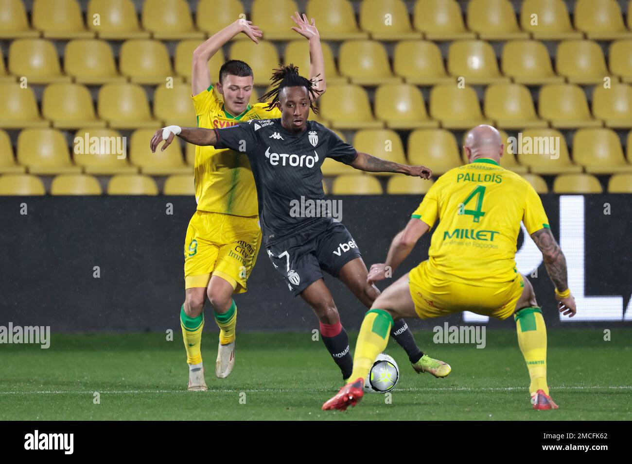 Nantes' Nicolas Pallois, right, and Nantes' Quentin Merlin, left, challenge Monaco's Gelson Martins during the French League One soccer match between Nantes and Monaco at Stade de la Beaujoire in Nantes, France, Sunday, Jan. 9, 2022. (AP Photo/Jeremias Gonzalez) Banque D'Images