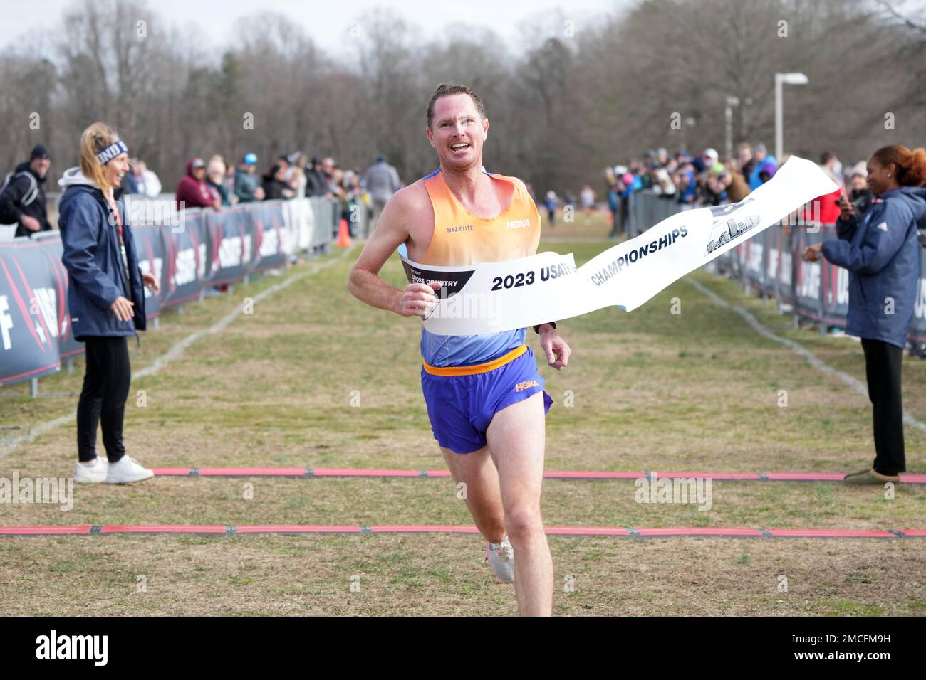 Ben Bruce alias Benjamin Bruce célèbre après avoir remporté la course Masters masculine en 24:59,8 lors des Championnats de cross-country des États-Unis, samedi 21 janvier 2023, à Richmond, en Virginie Banque D'Images