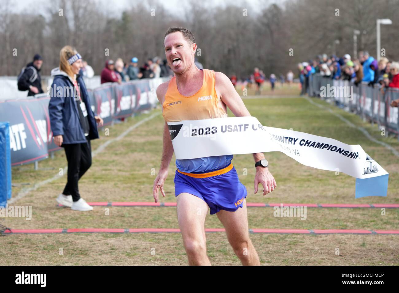 Ben Bruce alias Benjamin Bruce célèbre après avoir remporté la course Masters masculine en 24:59,8 lors des Championnats de cross-country des États-Unis, samedi 21 janvier 2023, à Richmond, en Virginie Banque D'Images