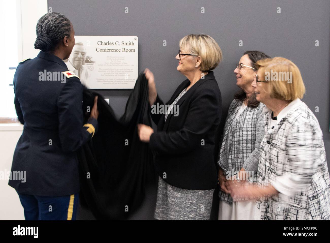 (De gauche à droite) Col. Shari Bennett, Arsenal de Rock Island – Commandant du Centre conjoint de fabrication et de technologie, Patricia Turner, épouse de Charles C. Smith et deux sœurs, Catherine Wilson et Sheila Smith dévoilent une plaque commémorant la salle de conférence Charles C. Smith lors d’une cérémonie 30 juin. Smith a été un défenseur du COE et d'autres initiatives sur l'Arsenal. Banque D'Images