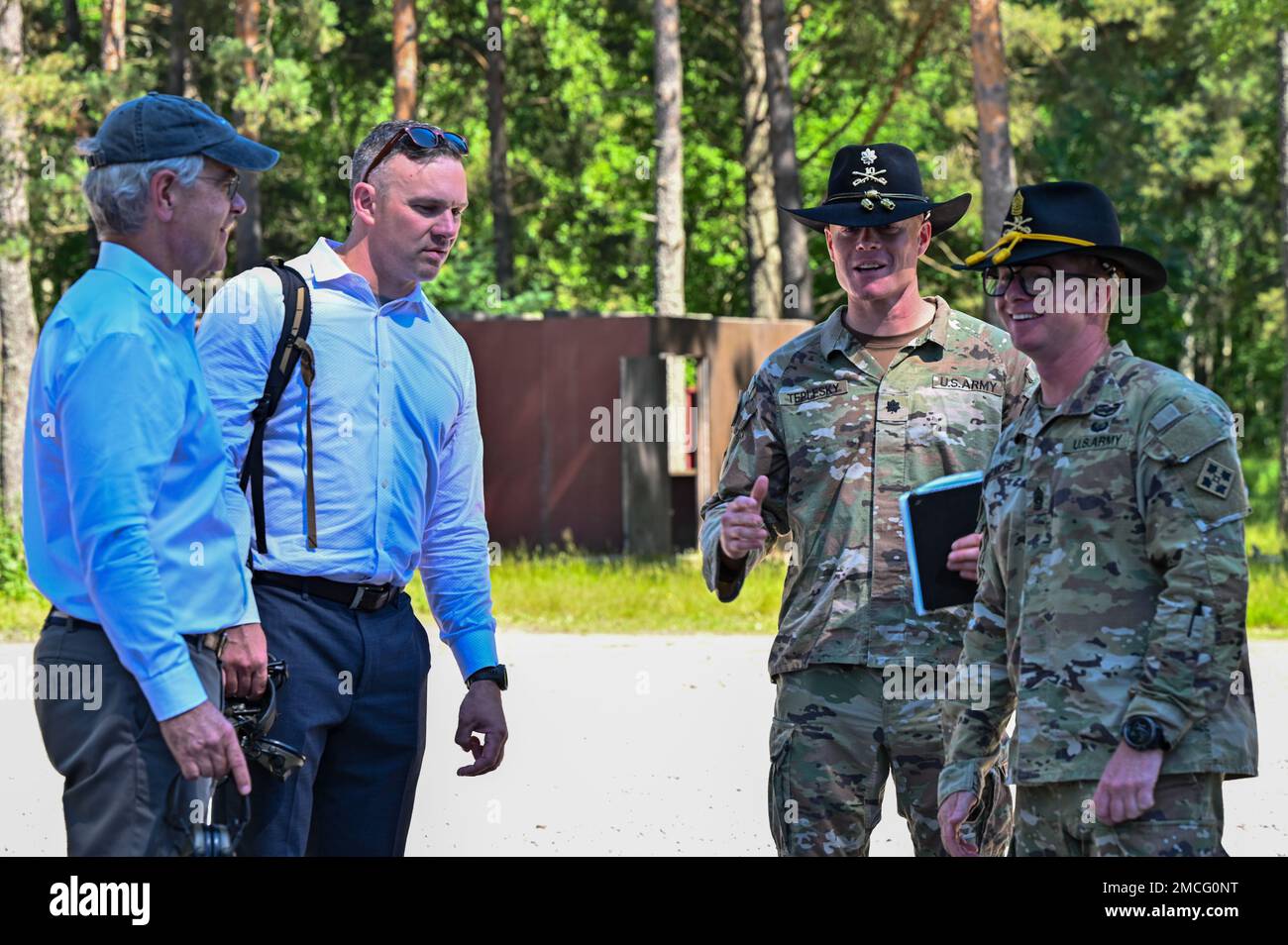 Membres des États-Unis Le Congrès parle avec les États-Unis Le lieutenant-colonel Jacob Teplesky, commandant de l'escadron 4th, du 10th Cavalry Regiment, de l'équipe de combat de la Brigade blindée 3rd, de la 4th Infantry Division et des États-Unis Commandant de l'armée, le major Derek Gilmore, sergent-major de commandement du rapport 4-10, après une formation de rupture d'un ingénieur multinational, à Santahamina, en Finlande, au 30 juin 2022. L'équipe de combat de la Brigade blindée de 3rd, la division d'infanterie de 4th et le régiment Jaeger de la Garde de l'armée finlandaise se sont entraînés en Finlande pour renforcer les relations et aider à établir l'interopérabilité entre les deux nations. Banque D'Images