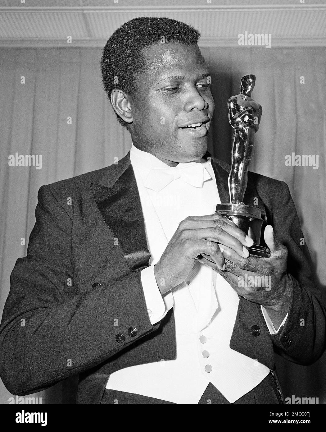 REMOVES REFERENCE TO THE BAHAMAS FILE Actor Sidney Poitier poses