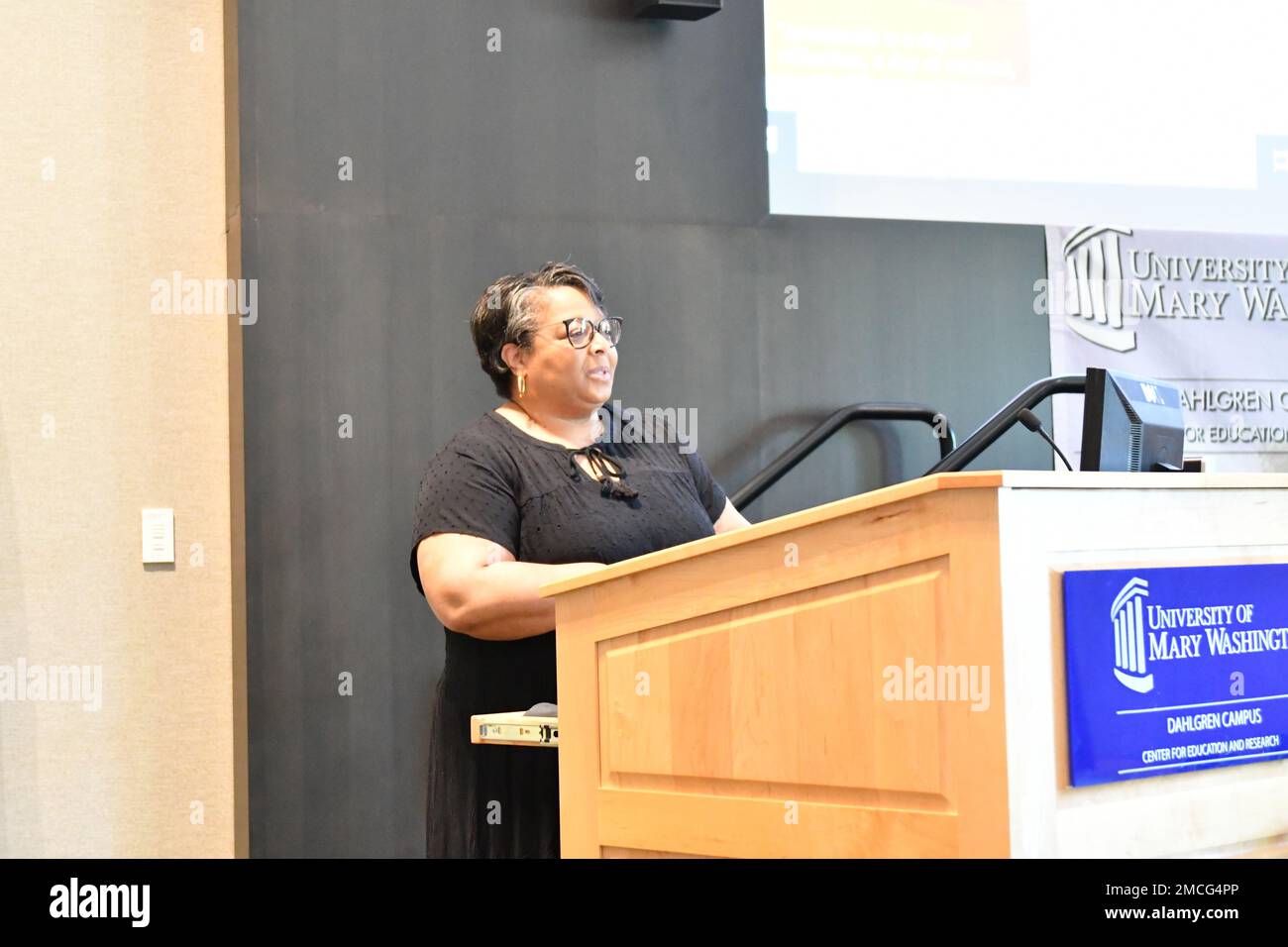 ROI GEORGE, Virginie - Le Dr Sherry Springs, du Centre naval de guerre de surface, Division Dahlgren (NSWCDD) Programme d'accent spécial pour l'emploi noir et américain en Afrique présente les panélistes à la commémoration du dix-septième juin 2022 par le NSWCDD au campus Dahlgren de l'Université de Mary Washington, à 30 juin. Banque D'Images