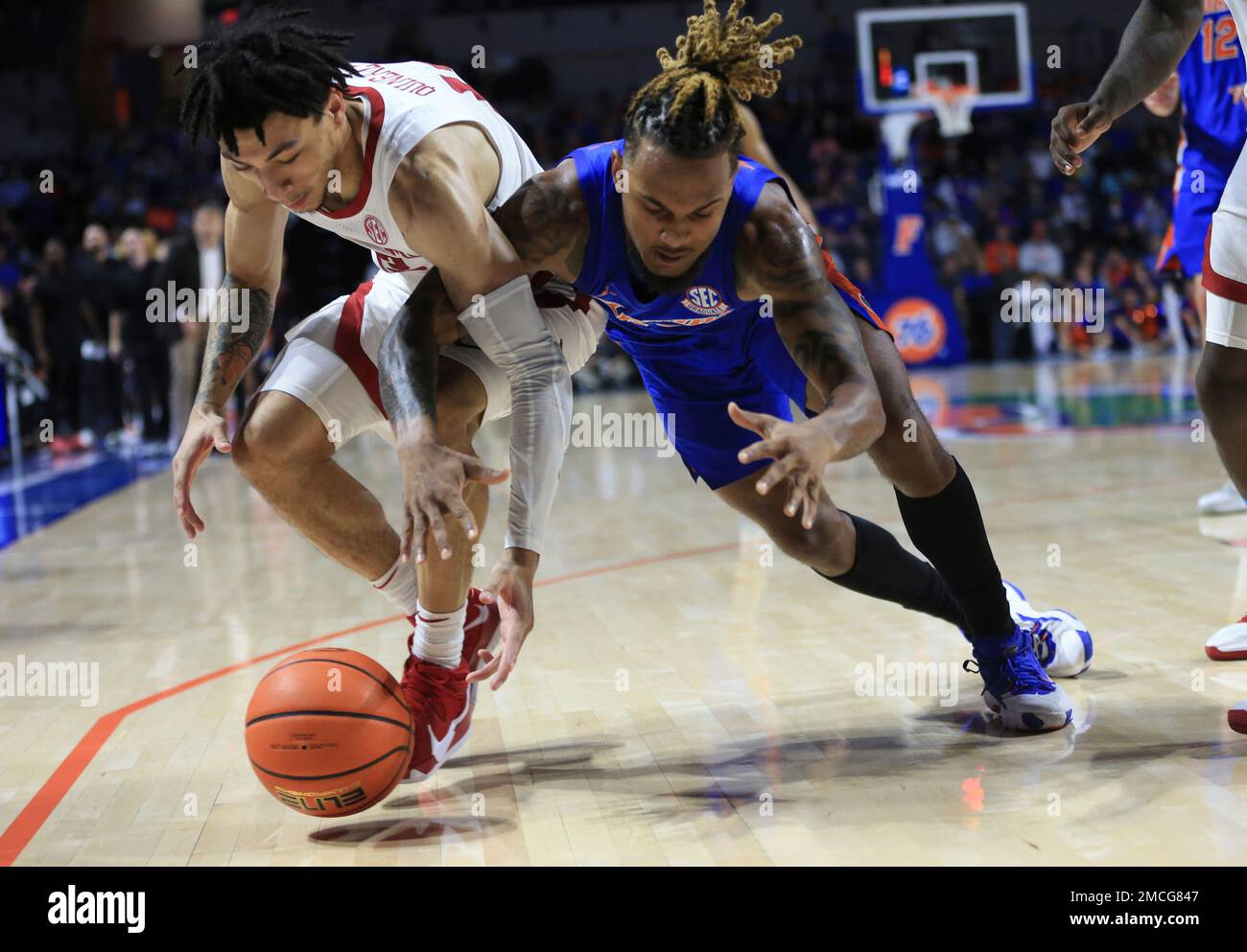 Alabama guard Jahvon Quinerly, left, and Florida guard Brandon McKissic scramble for the ball during the second half of an NCAA college basketball game Wednesday, Jan. 5, 2022, in Gainesville, Fla. (AP Photo/Matt Stamey) Banque D'Images
