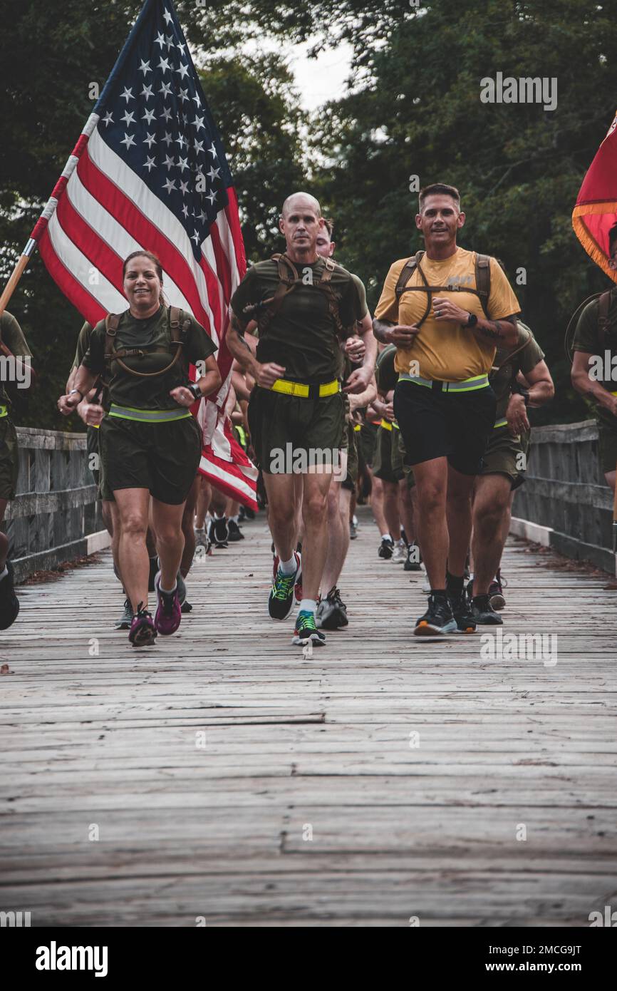 ÉTATS-UNIS Les marins et les marins du combat Logistics Regiment (CLR) 27 s'étirent après un entraînement physique d'unité au camp Lejeune, en Caroline du Nord, en 1 juillet 2022. Le CLR-27 a effectué une course d'unité pour améliorer le moral et la cohésion de l'unité avant le week-end des fêtes du jour de l'indépendance. Banque D'Images